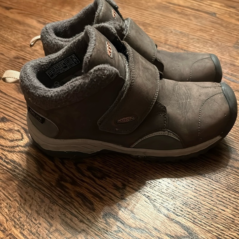 Girls Keen brand hiking boot size 2